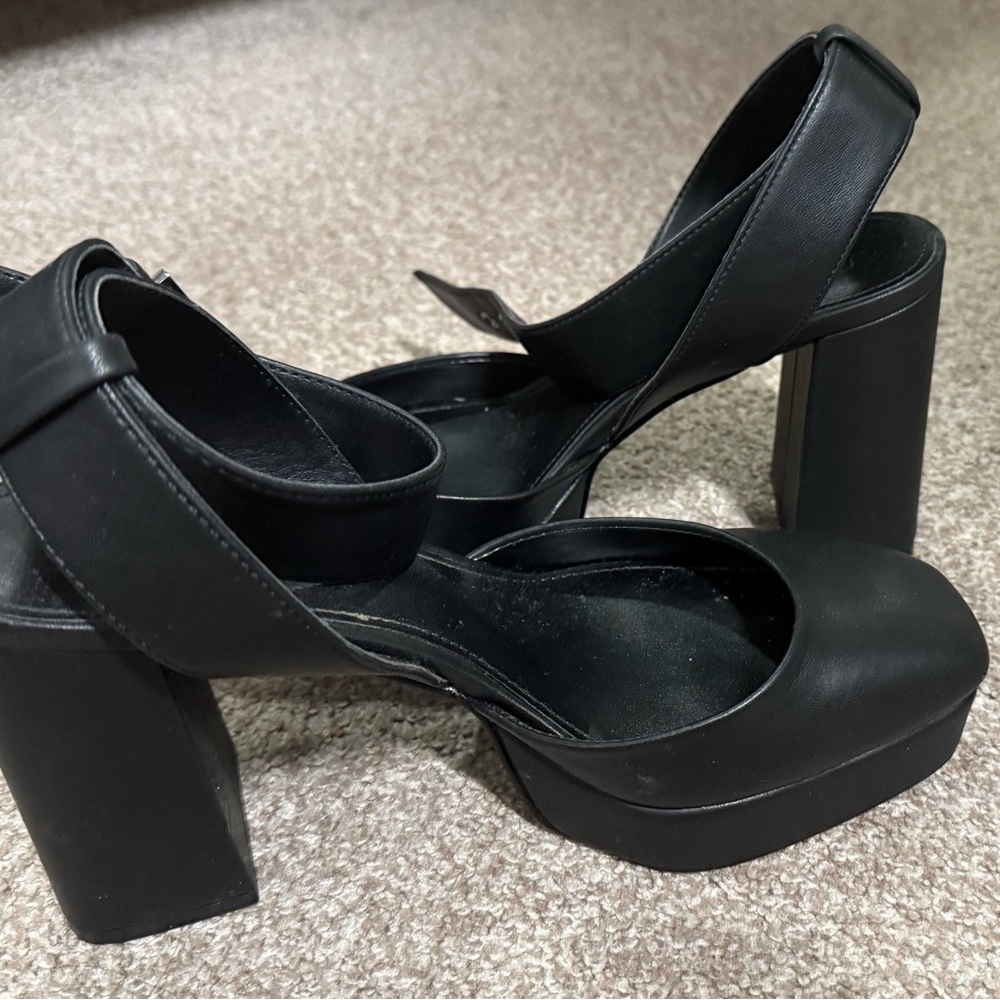 DKNYC Black Platform Sandals with Chunky Heel